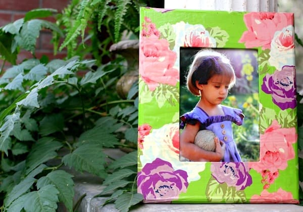 How to decorate a frame with wrapping paper and Mod Podge