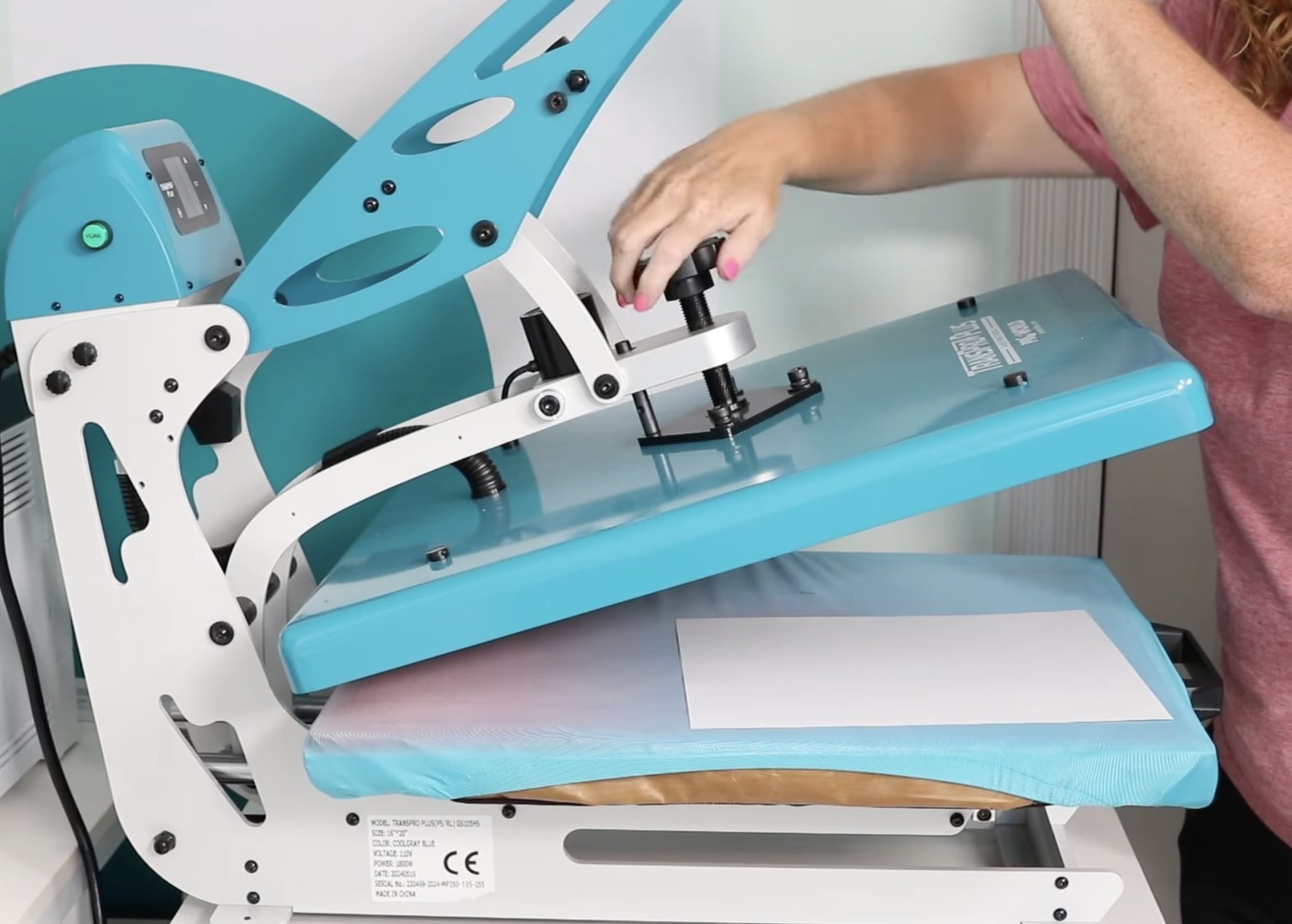 Rotate the knob to the right to secure the press.