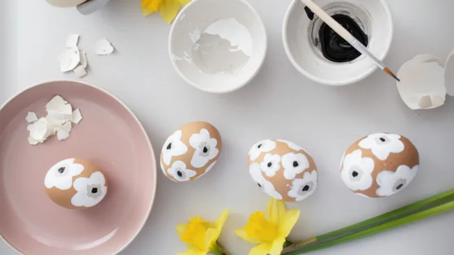 Create Easter eggs in the Marimekko style, brown eggs decorated with white flowers