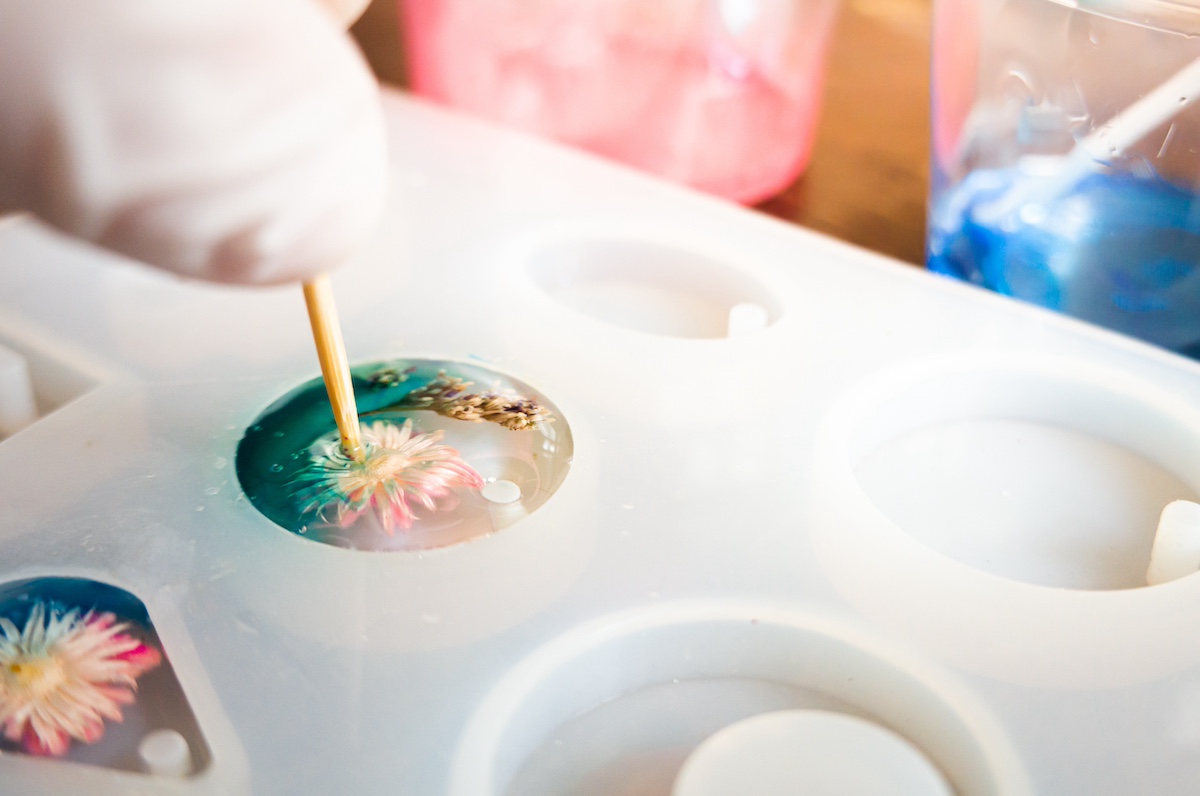 Making-jewelry-from-resin